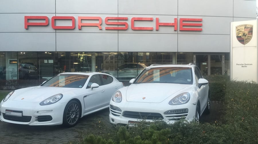 Vita Porschar i Berlin utanför Porsche centrum Vita Porschar i Berlin utanför Porsche centrum