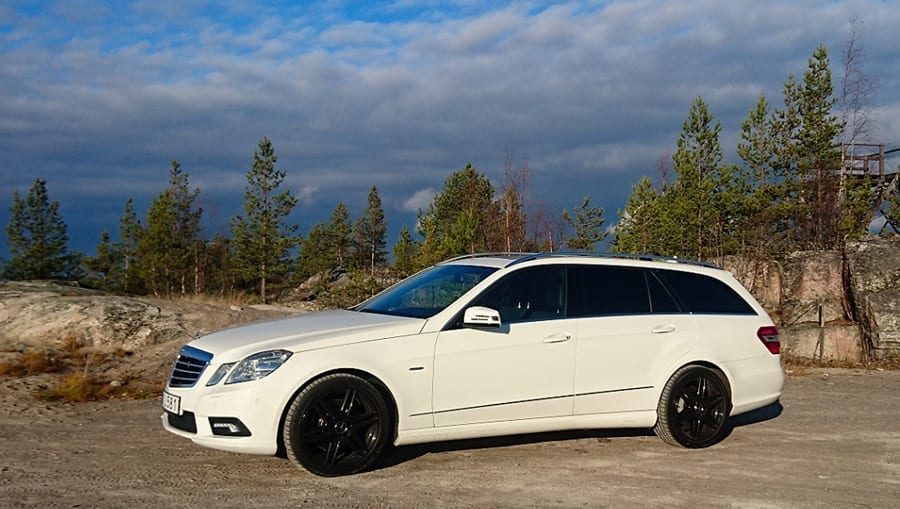 Tysklandimport av Mercedes E 350 cdi kombi Mercedes E 350 cdi kombi en snygg bil med svarta fälgar som matchar den vita kulören väldigt bra.
